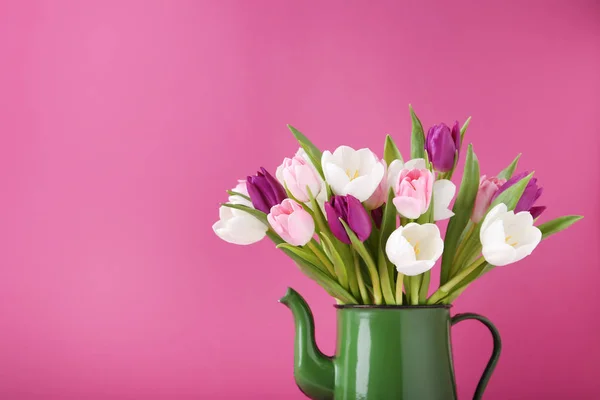 Ramo de tulipanes en jarra —  Fotos de Stock