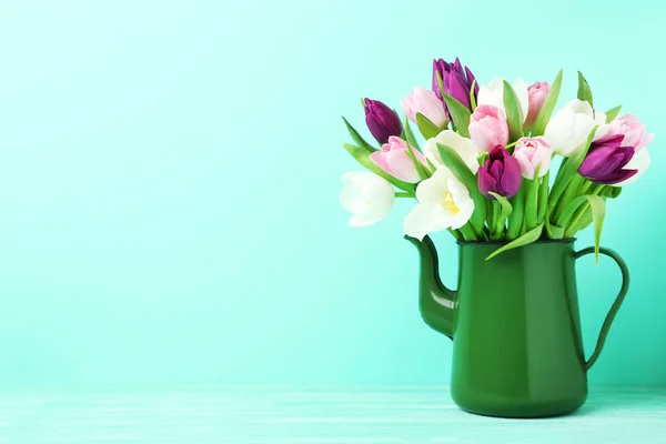 Ramo de tulipanes en jarra verde —  Fotos de Stock