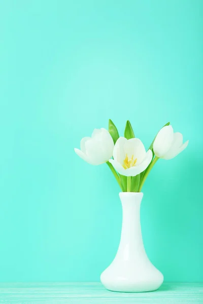 Ramo de tulipanes en jarrón —  Fotos de Stock