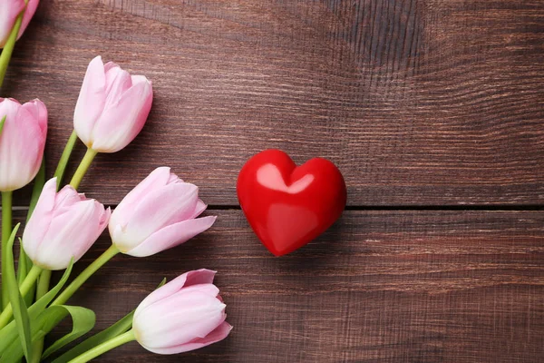 Ramo de tulipanes y corazón rojo — Foto de Stock