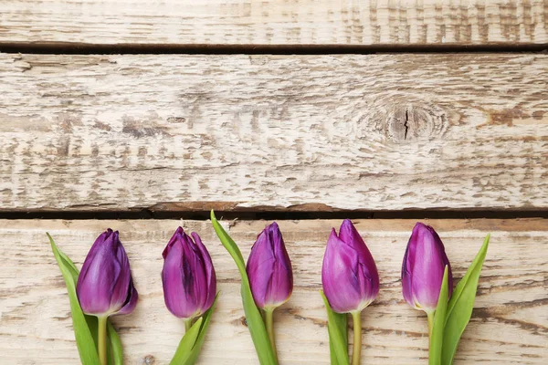 Ramo de tulipanes en la mesa — Foto de Stock