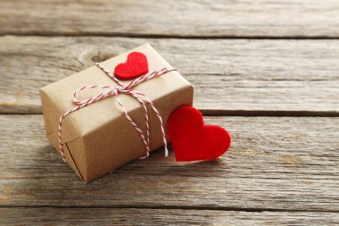 Sevgi kalpleri ile hediye kutusu