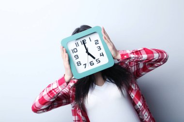 kadın tutarak saati