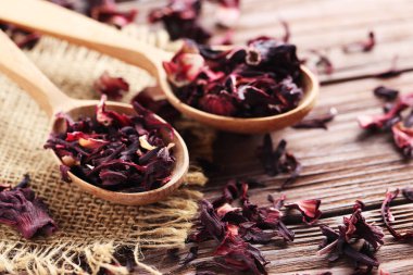 laptop beraber üzerinde çalışan iş kadınları