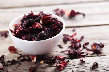 laptop beraber üzerinde çalışan iş kadınları