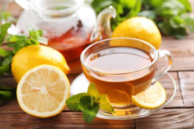 Bir fincan naneli ve limonlu çay.