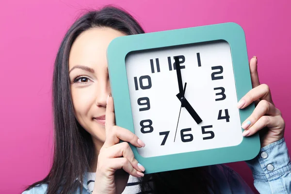 Mujer sosteniendo reloj — Foto de Stock