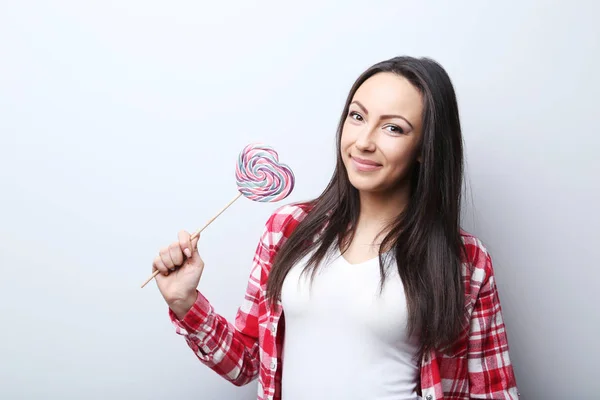 Jonge vrouw met lolly — Stockfoto