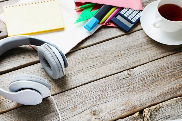 Headphones with cup of tea — Stock Photo, Image