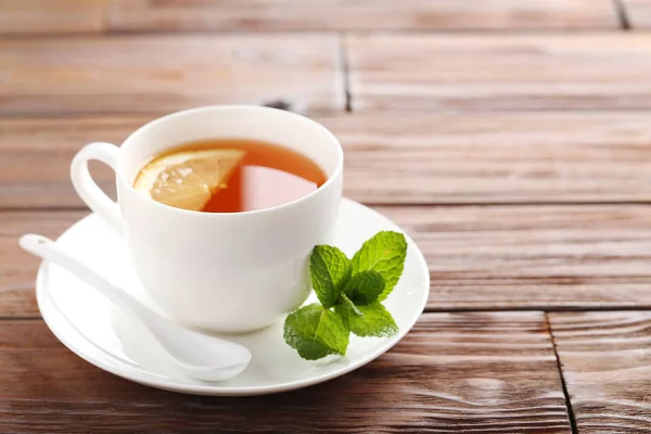 Taza de té con menta y limón —  Fotos de Stock