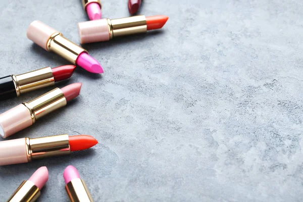 Lipstik berwarna yang modis — Stok Foto