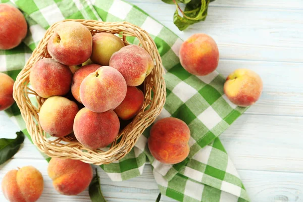 Słodkie owoce brzoskwini w koszyku — Zdjęcie stockowe