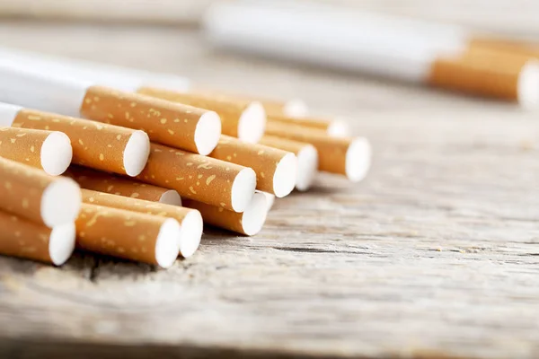 Mucchio di sigarette al tabacco — Foto Stock