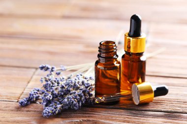 lavanta yağı ve çiçekler 