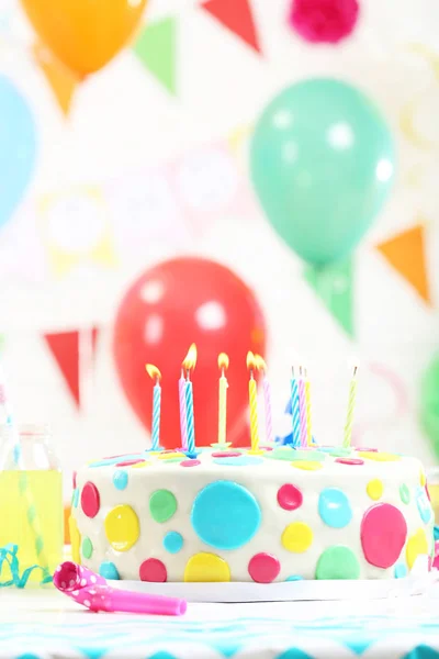 Bolo de aniversário com velas — Fotografia de Stock