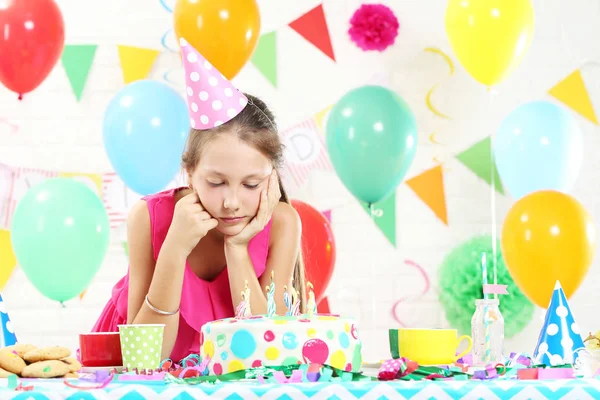 Chica triste en la fiesta de cumpleaños —  Fotos de Stock