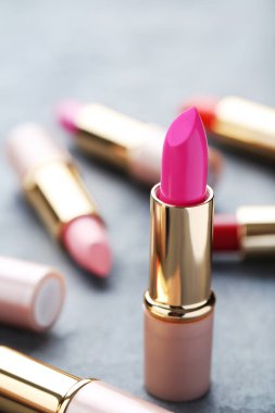 Birçok renkli ruj 