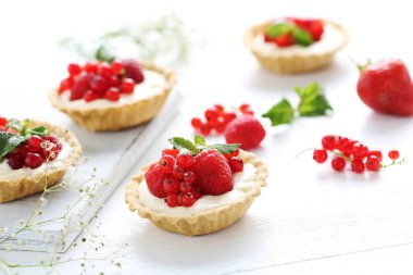 Tatlı tartlets çilek ile