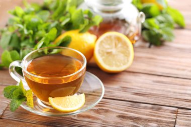 Bir fincan naneli ve limonlu çay. 