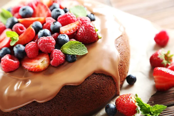 Ciasto czekoladowe z jagodami — Zdjęcie stockowe
