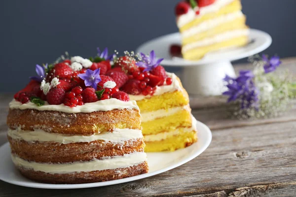 Bolo de biscoito com bagas — Fotografia de Stock