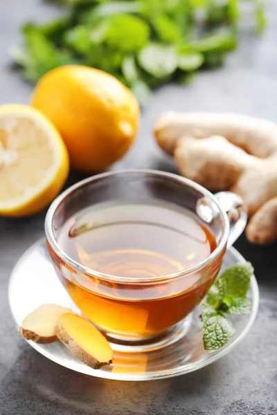Šálek čaje s mátou a zázvor — Stock fotografie