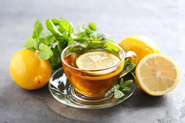 Tasse Tee mit Minze und Zitrone — Stockfoto