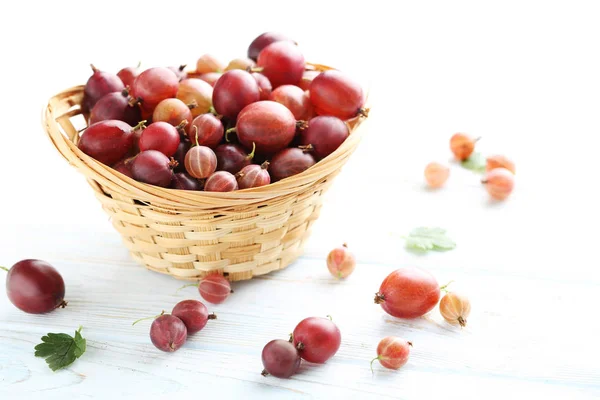 Frutti di uva spina in cesto di paglia — Foto Stock