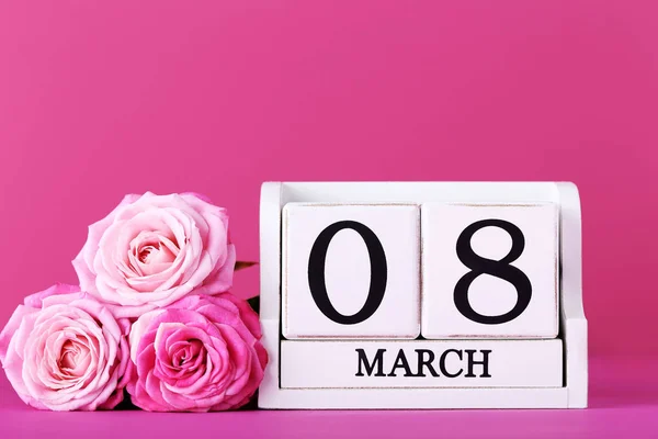 Ramo de rosa con calendario cubo — Foto de Stock