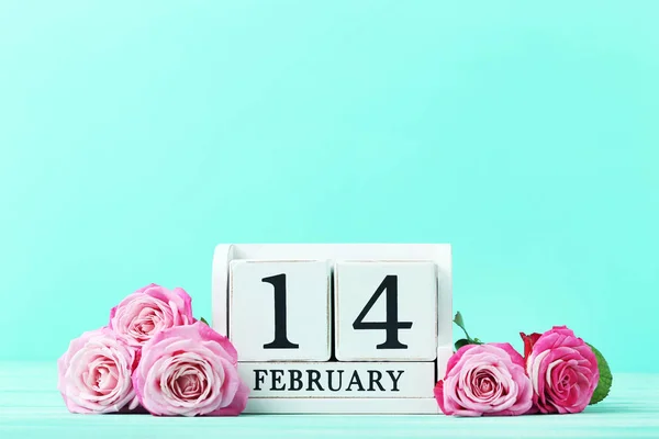 Belle rose rosa con calendario a cubo — Foto Stock