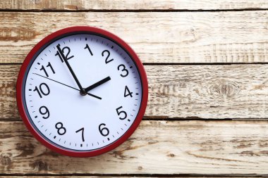 Kırmızı yuvarlak saat 