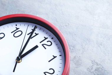 Kırmızı yuvarlak saat  