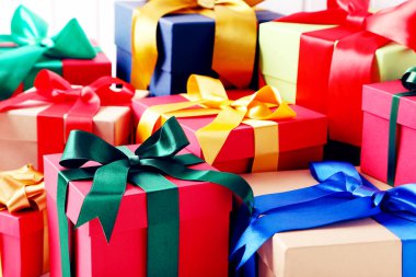 kurdele ile sarılmış hediye kutuları