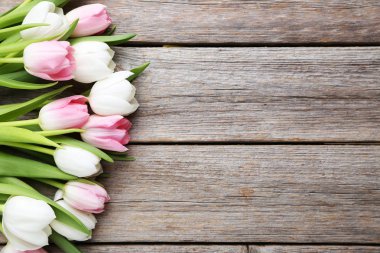 Pembe ve beyaz lalelerden bir buket