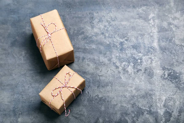 Cajas de regalo envueltas con cintas — Foto de Stock