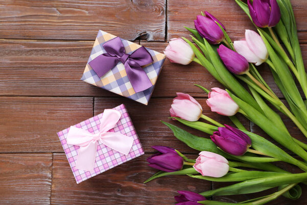 Букет тюльпанов и завернутых подарков
