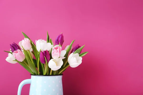 Ramo de tulipanes en jarra —  Fotos de Stock