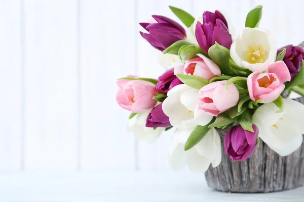 Ramo de tulipanes en maceta —  Fotos de Stock