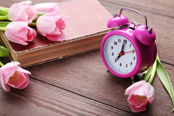 レトロな目覚まし時計とチューリップの花束 — ストック写真