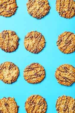 Çikolata parçacıklı kurabiye.