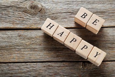 ahşap oyuncak küplerin harfleri ile 