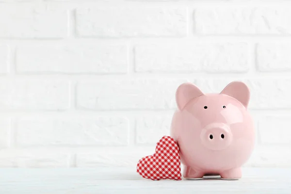 Pink piggy bank dengan hati merah — Stok Foto