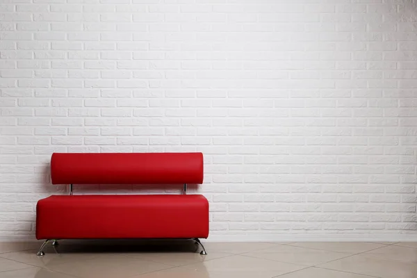Rød klassisk sofa – stockfoto