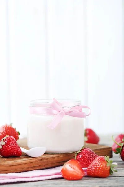 Yogurt alla fragola in barattolo — Foto Stock