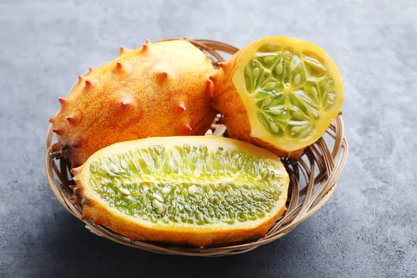 Kiwano 밀 짚 바구니에 과일 — 스톡 사진