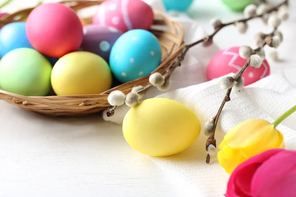 Paskalya yumurtaları ile saman tabak — Stok fotoğraf