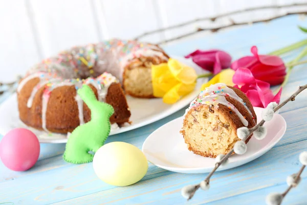 Easter cake with painted eggs — Stock Photo, Image