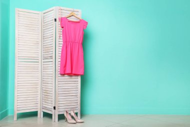 ekran katlama üzerinde asılı elbise