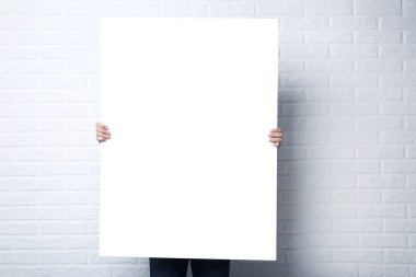 adam tutarak boş poster 