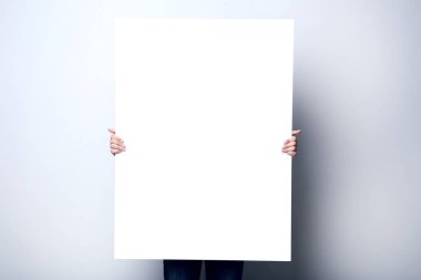 adam tutarak boş poster 